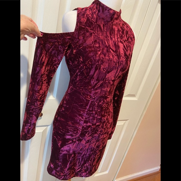 NWT~Sexy~Stunning~Lulus Cold Shoulder Velvet Dress - Picture 1 of 12